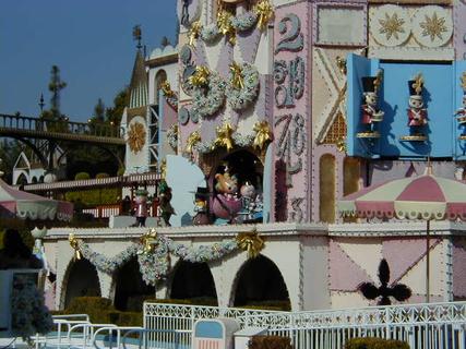 Figures marking the time in Small World entrance<br>Location: <a href="https://www.google.com/maps/search/?api=1&query=33.81454,-117.91766" target="_new">Disneyland</a>
